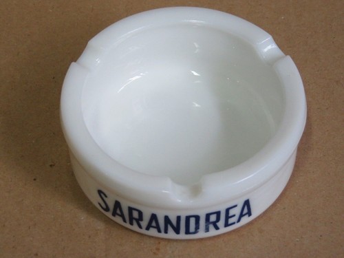Vecchio posacenere ceramica - vecchio, in